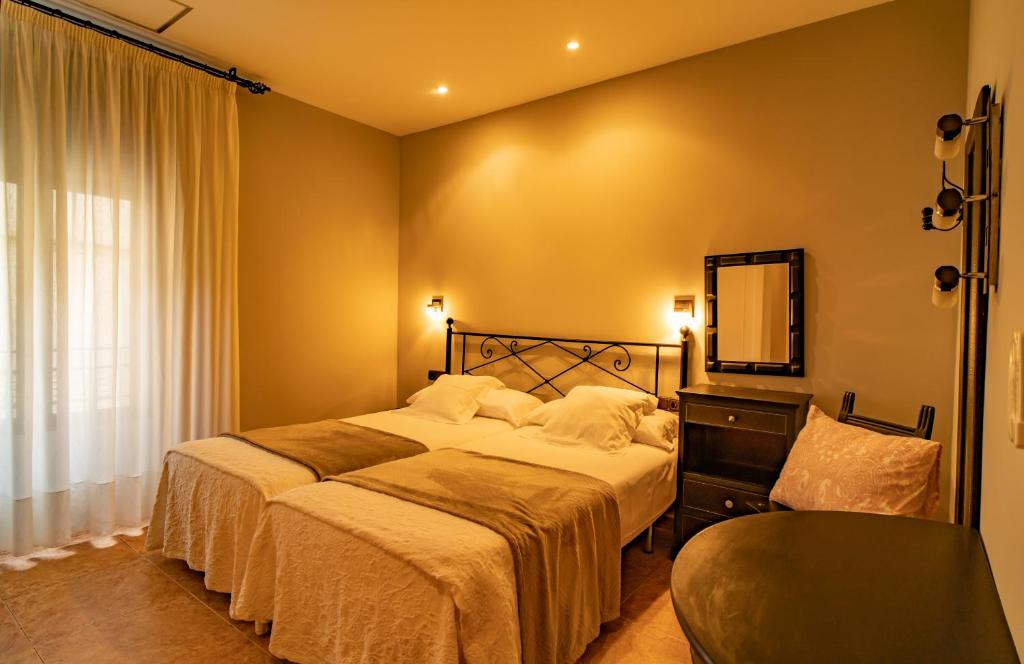 Postel nebo postele na pokoji v ubytování Hotel Alfonso IX