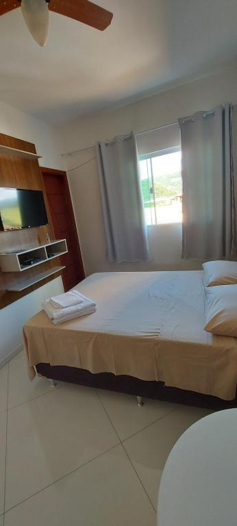 ein Schlafzimmer mit einem großen Bett und einem TV in der Unterkunft Hostel aiuruoca in Aiuruoca