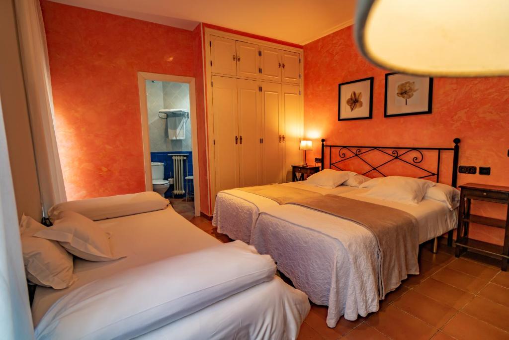 Postel nebo postele na pokoji v ubytování Hotel Alfonso IX