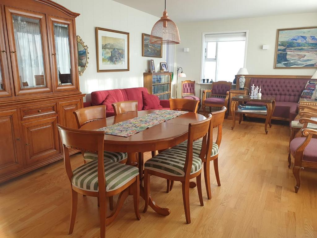 a dining room with a wooden table and chairs at Íbúð með gott andrúmsloft in Akureyri
