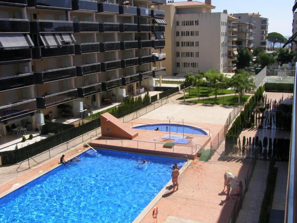 una vista aérea de una piscina en un edificio en Apartamentos Inbesal, en La Pineda