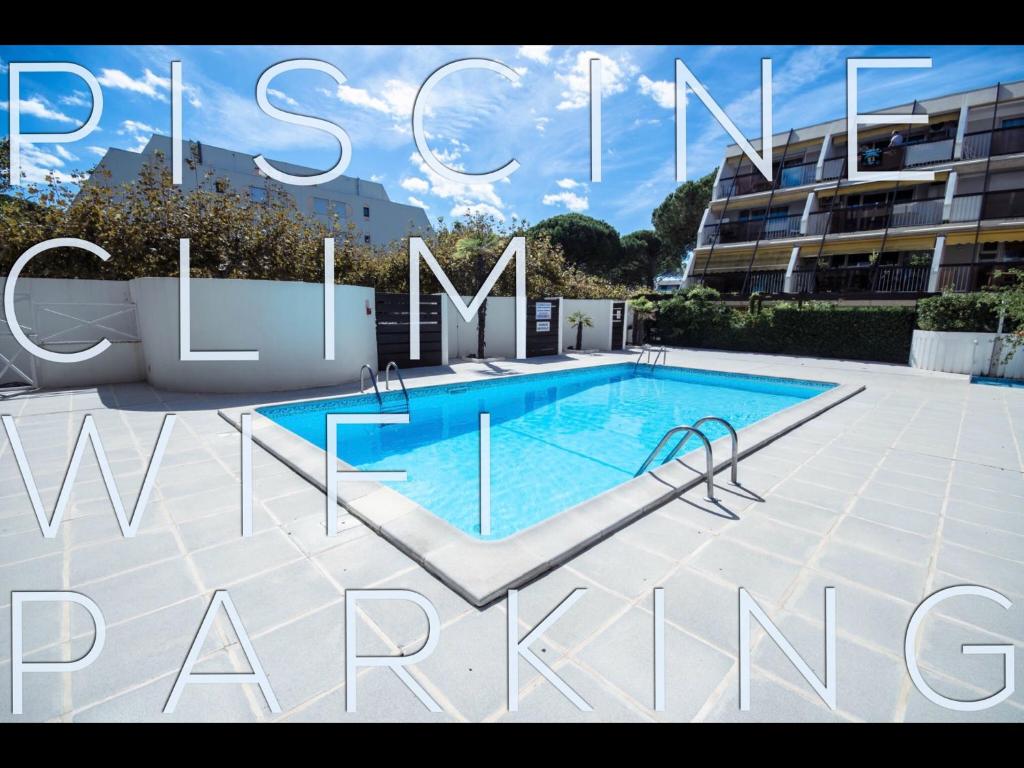 una foto de una piscina con las palabras "vivir de verdad" en Le Ponant, Wifi, Piscine, Parking en La Grande-Motte