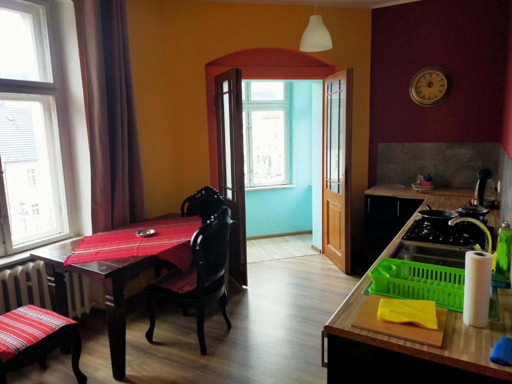 Kuchyňa alebo kuchynka v ubytovaní Wleń Rynek