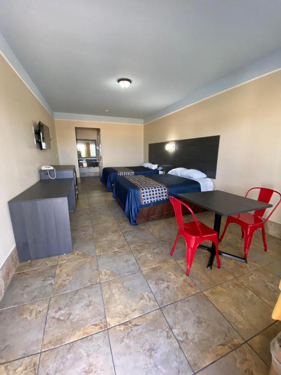 Texas Inn & Suites McAllen at La Plaza Mall and Airport - Queen Room With Two Queen Beds - Non-Smoking
