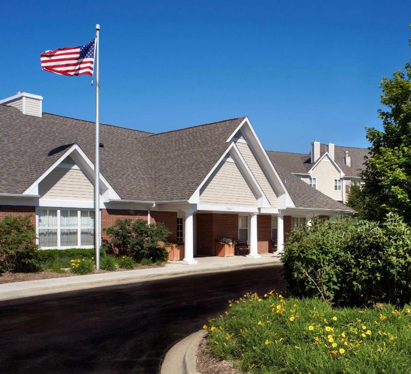 una casa con una bandera americana delante de ella en Sonesta ES Suites Chicago Waukegan Gurnee en Waukegan