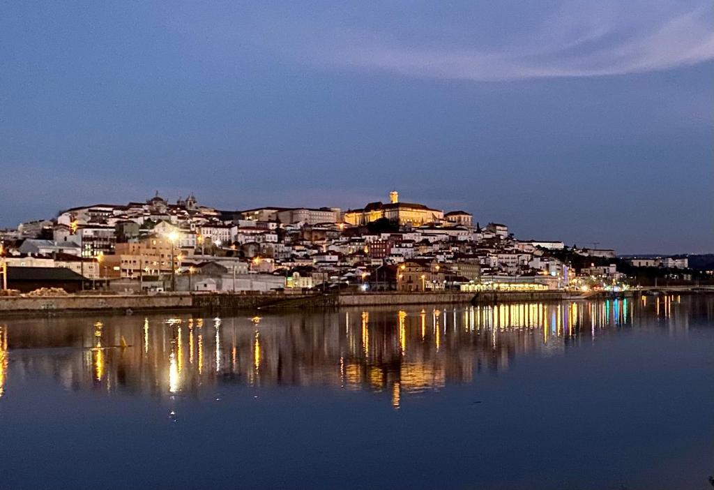 Nespecifikovaný výhled na destinaci Coimbra nebo výhled na město při pohledu z apartmánu