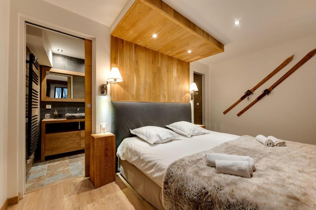 sypialnia z dużym łóżkiem i łazienką w obiekcie La Cour Filaterie - Suite au cœur d'Annecy w Annecy