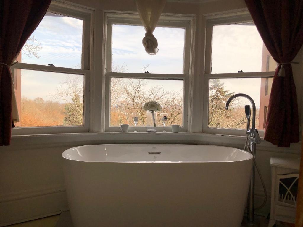 Henderson Castle Inn - Deluxe Queen Room