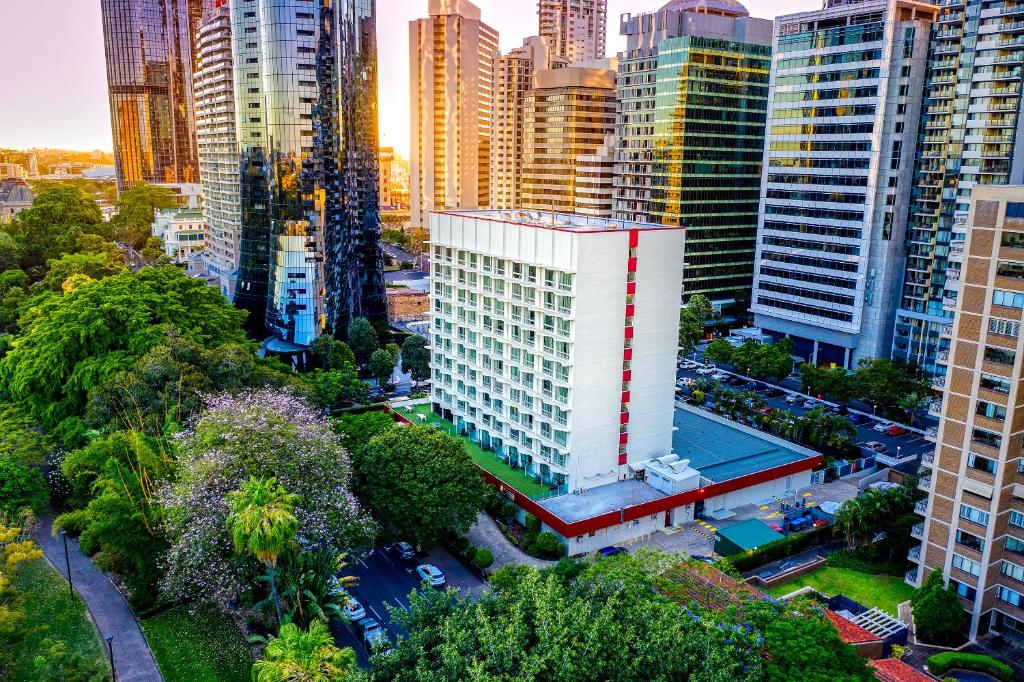 eine Luftansicht einer Stadt mit hohen Gebäuden in der Unterkunft Royal On The Park in Brisbane