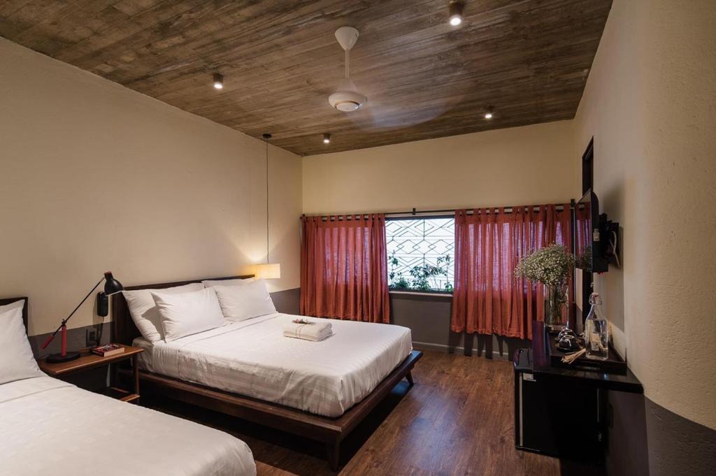Una cama o camas en una habitación de The Note Dalat