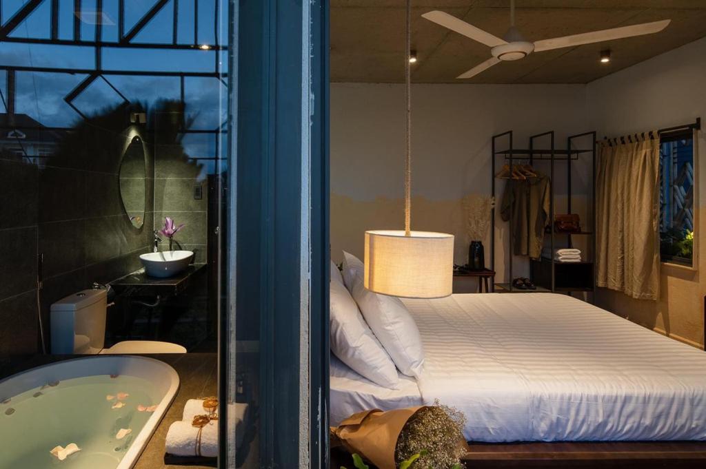 Una cama o camas en una habitación de The Note Dalat