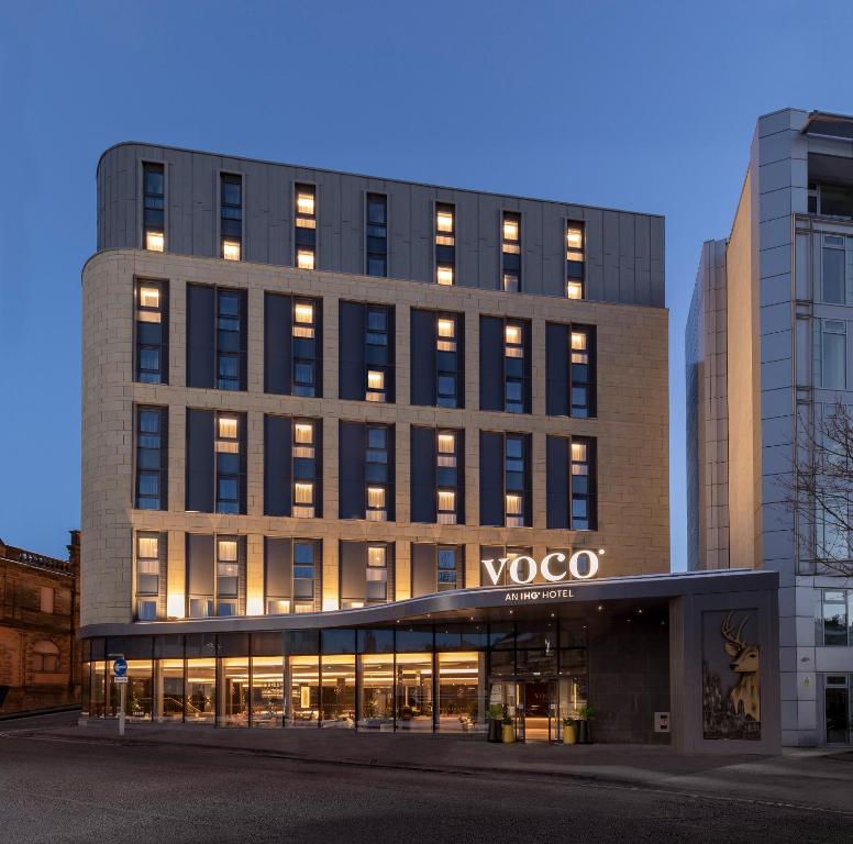 un edificio con un signo de vogoco en él en voco Edinburgh - Haymarket, an IHG Hotel en Edimburgo