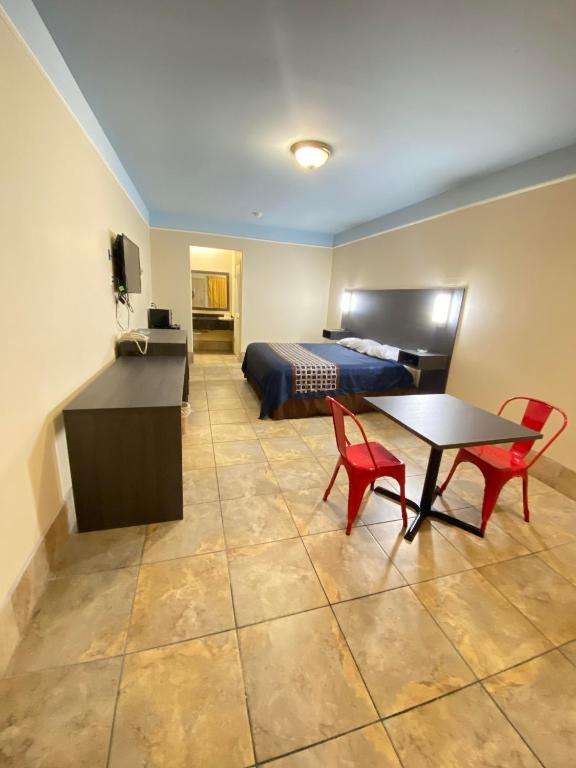 TV a/nebo společenská místnost v ubytování Texas Inn & Suites McAllen at La Plaza Mall and Airport