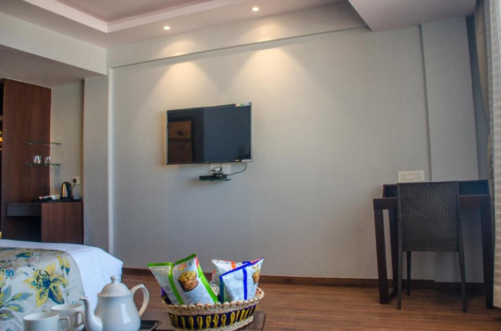 TV a/nebo společenská místnost v ubytování Olive By Tej Hotel And Resorts