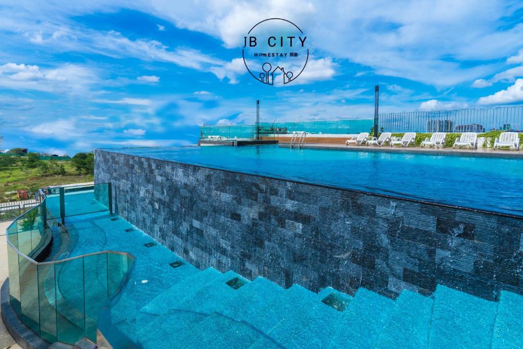 een blauw zwembad met een bord met b stadsaquarium bij Mid Valley Southkey Mosaic by Greatday in Johor Bahru