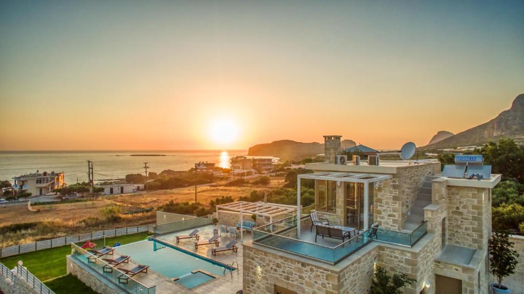 Villa Kore Luxuryvillaschania veya yakınında bir havuz manzarası