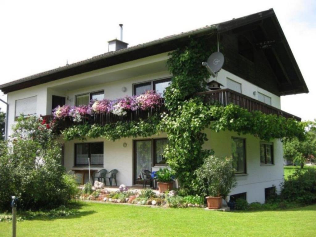 een huis met bloemen erop bij Sollingerhof in Teisendorf