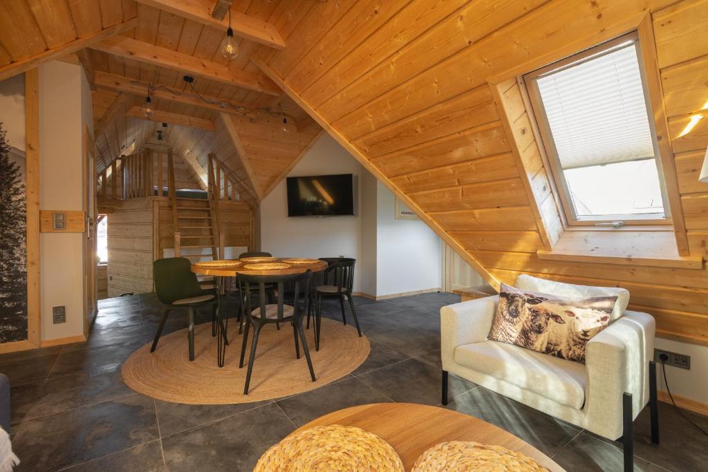 Televízia a/alebo spoločenská miestnosť v ubytovaní Apartamenty Domino - Kościelisko