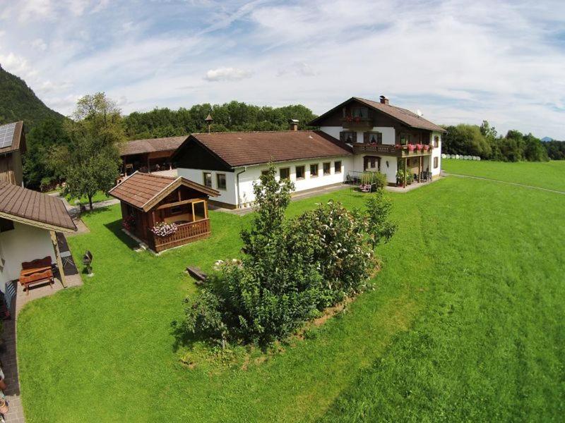 - une vue aérienne sur une maison avec une grande cour dans l'établissement Kleinreiterhof, à Bad Reichenhall
