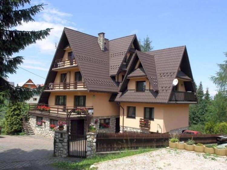 una grande casa con tetto marrone di Willa Mery a Zakopane