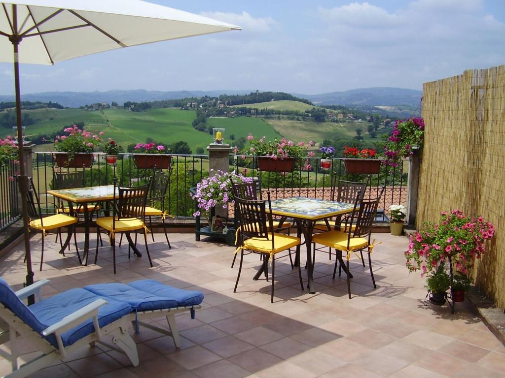 d'un patio avec des tables et des chaises et une vue. dans l'établissement La terrazza fio...Rita, à Ripa