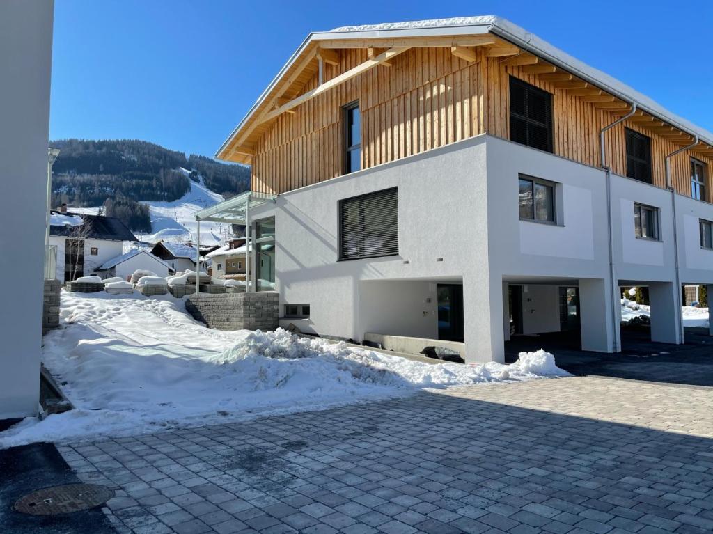 ein großes Haus mit Schnee davor in der Unterkunft Villa Kreischberg in Sankt Lorenzen ob Murau