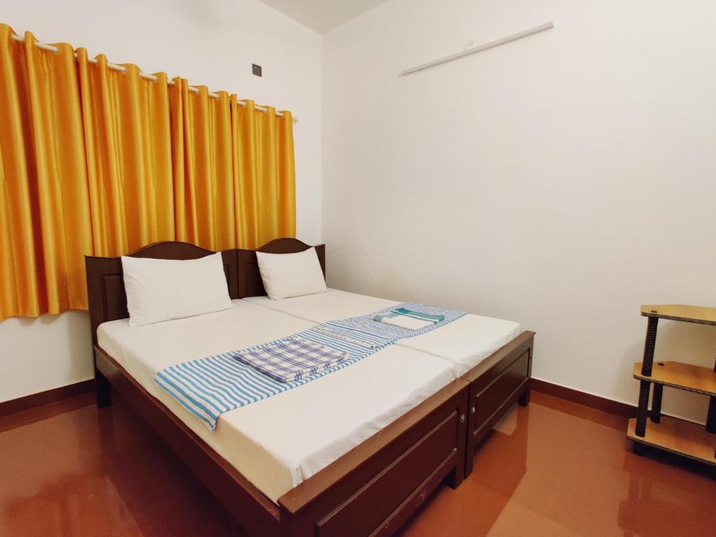 Postel nebo postele na pokoji v ubytování Calvin's Inn