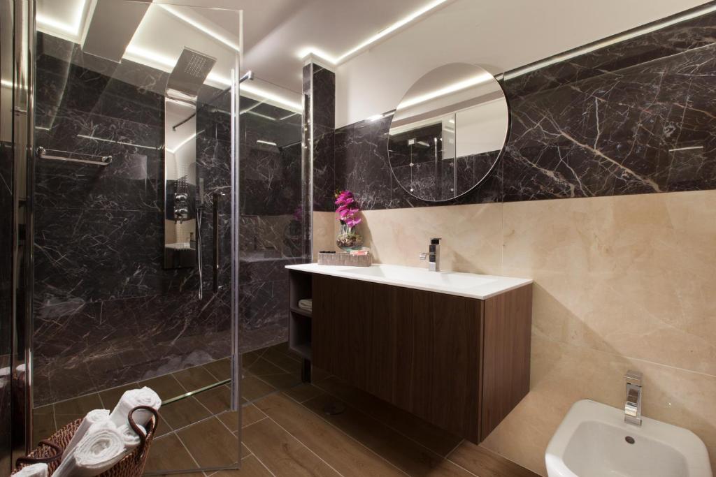 Koupelna v ubytování Elys Suites