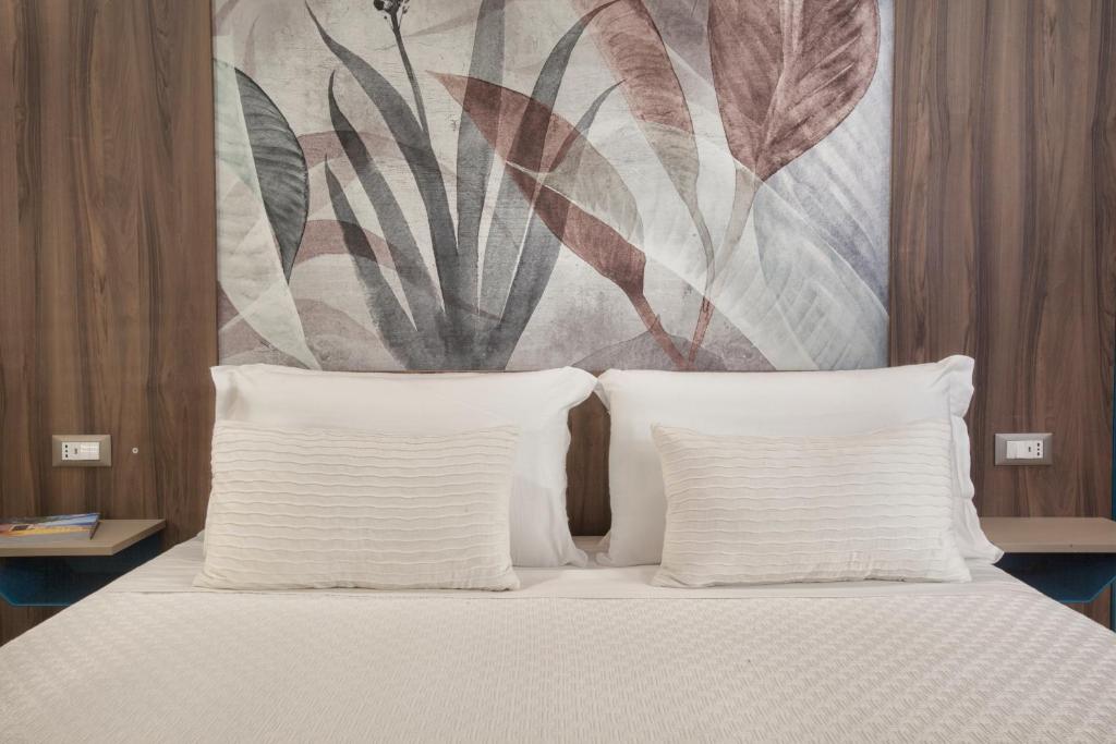 Postel nebo postele na pokoji v ubytování Elys Suites