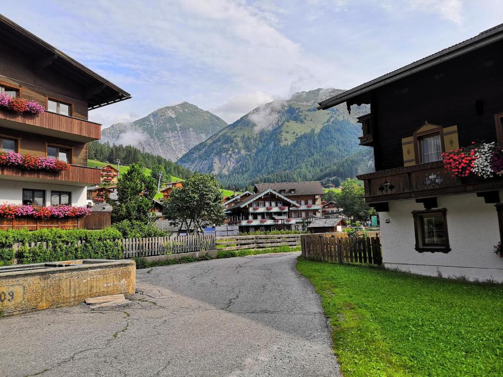 Nespecifikovaný výhled na hory nebo výhled na hory při pohledu z hotelu
