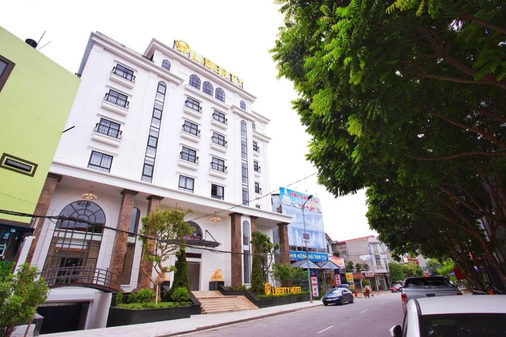 um edifício branco ao lado de uma rua em Liberty Lao Cai Hotel - Events em Pho Mới