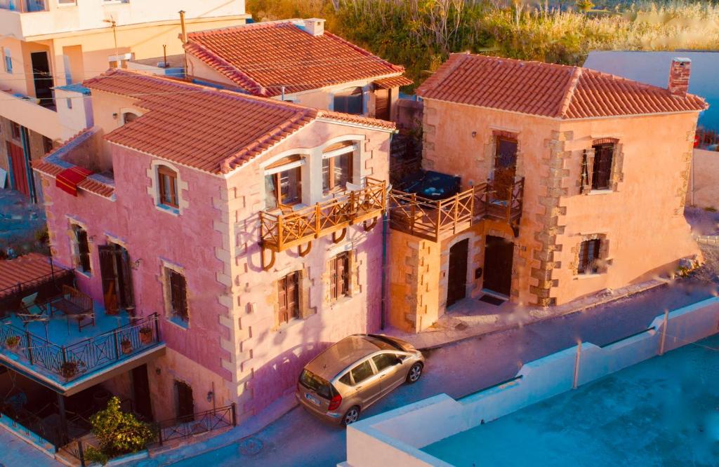 una vista aérea de una casa con un coche delante en Aristokosmos, en La Canea