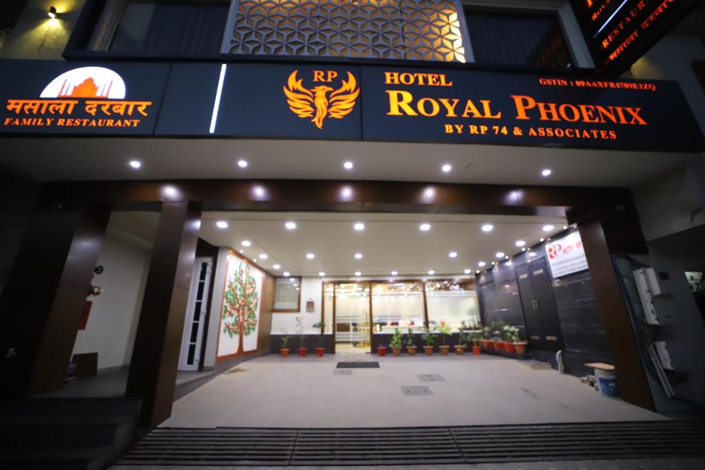 un hall d'un hôtel avec un panneau indiquant le phoénix royal dans l'établissement Hotel Royal Phoenix, à Agra