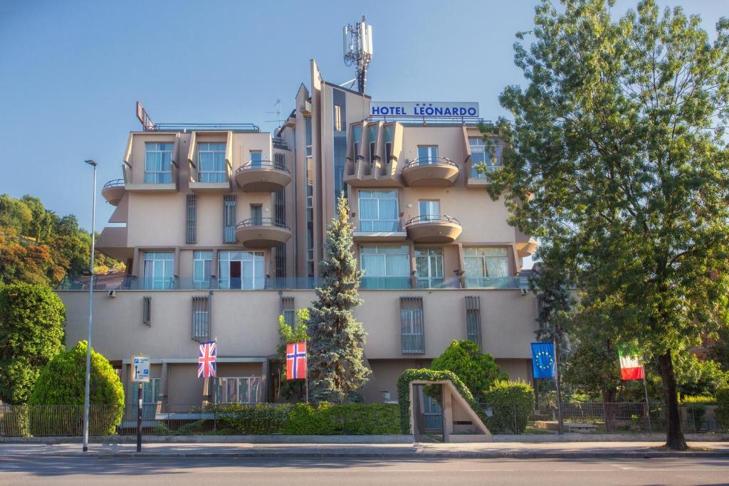 a building with a sign that reads hotel horizons at Hotel Leonardo in Brescia