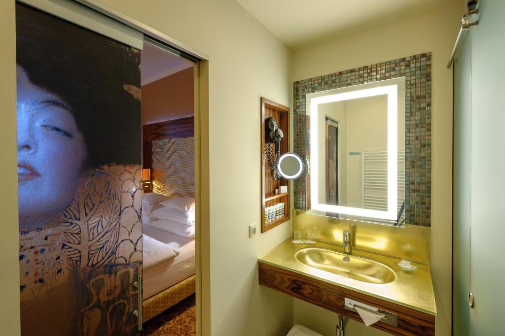 Postel nebo postele na pokoji v ubytování Hotel Josefshof am Rathaus