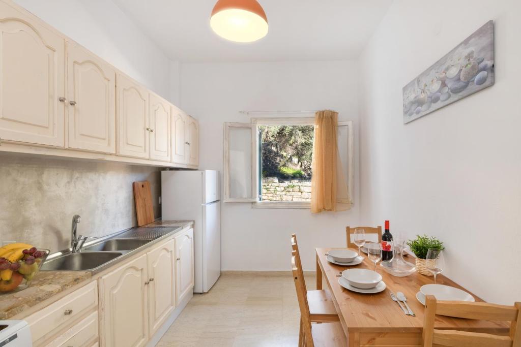 Kuchyň nebo kuchyňský kout v ubytování Luna Apartments Corfu