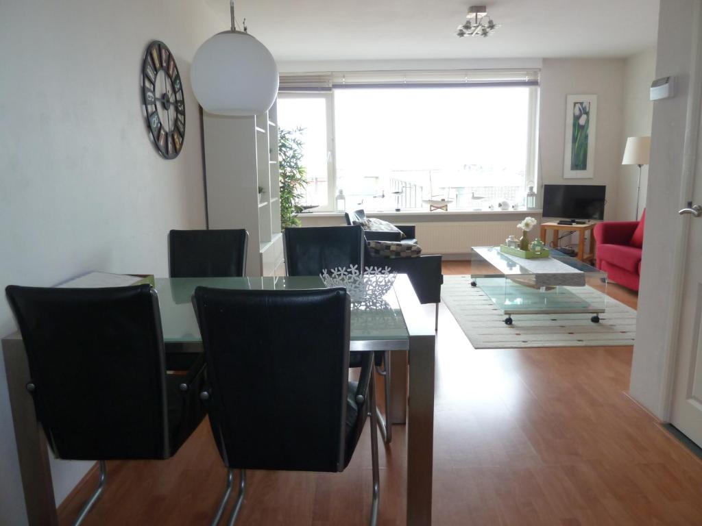 Ein Sitzbereich in der Unterkunft Appartement "Zicht op de Vuurtoren"