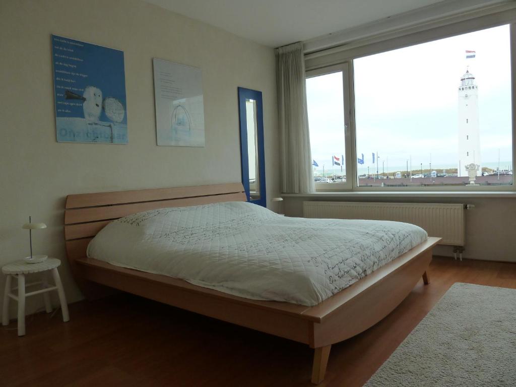Ein Bett oder Betten in einem Zimmer der Unterkunft Appartement "Zicht op de Vuurtoren"