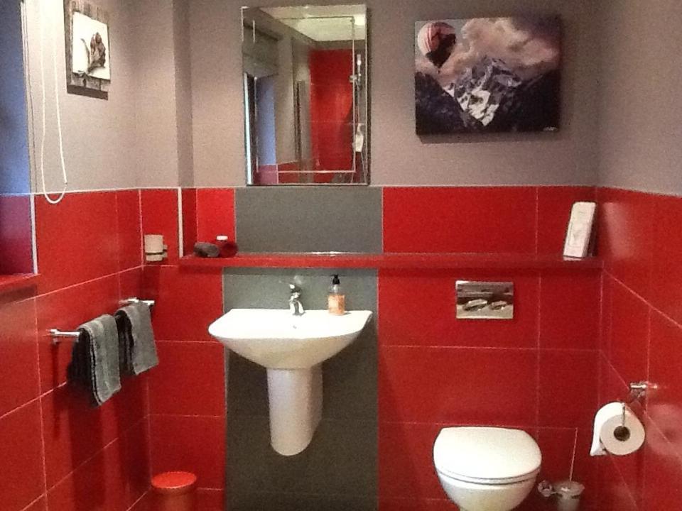 A bathroom at Airenlea 