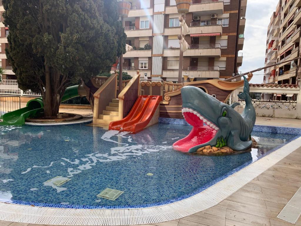 een waterpark voor kinderen met een glijbaan bij Hotel Bon Repos in Calella