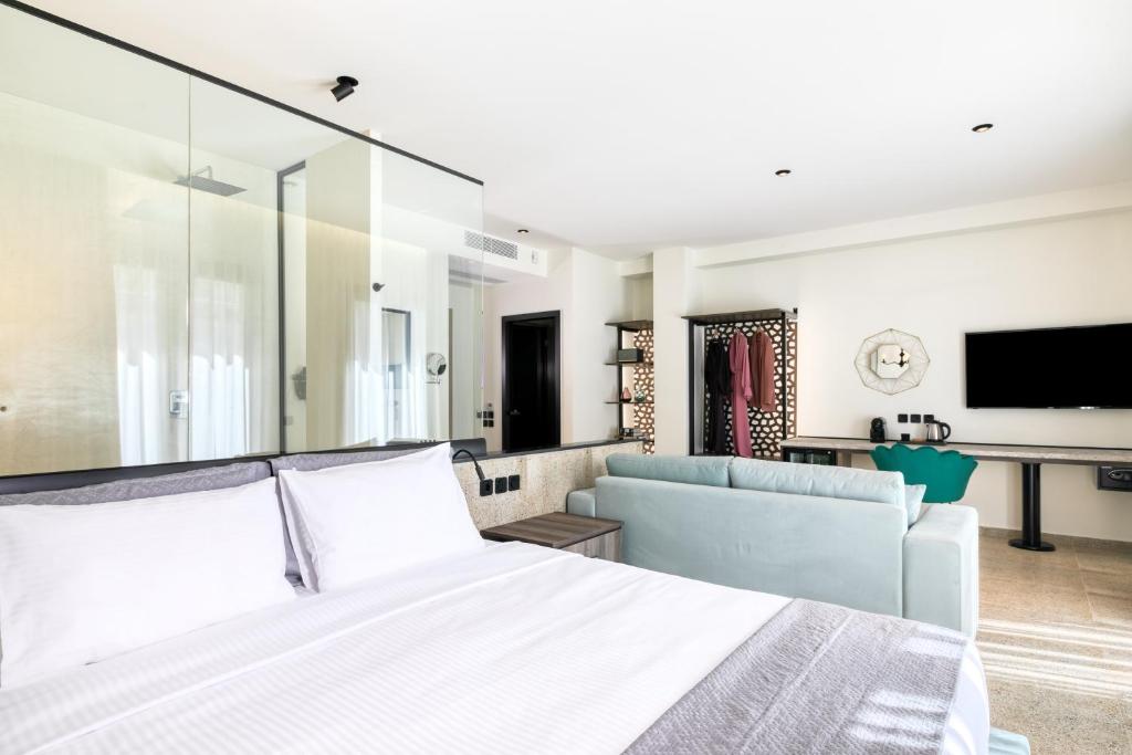 Televízia a/alebo spoločenská miestnosť v ubytovaní Athens Ivy Suites