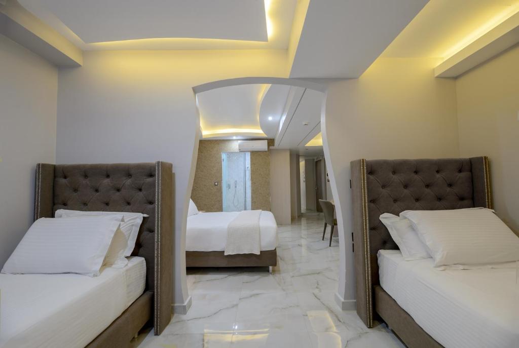 2 letti in una camera d'albergo con 2 letti sidx sidx di Athens Starlight Hotel ad Atene