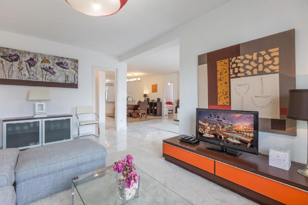 Una televisión o centro de entretenimiento en Apartment Andalucia Garden Puerto Banus with Sea Views