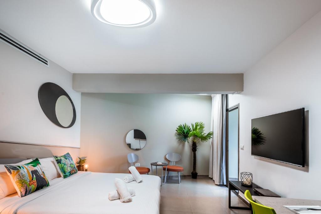 TV a/nebo společenská místnost v ubytování Almogim Suites Eilat Hotel