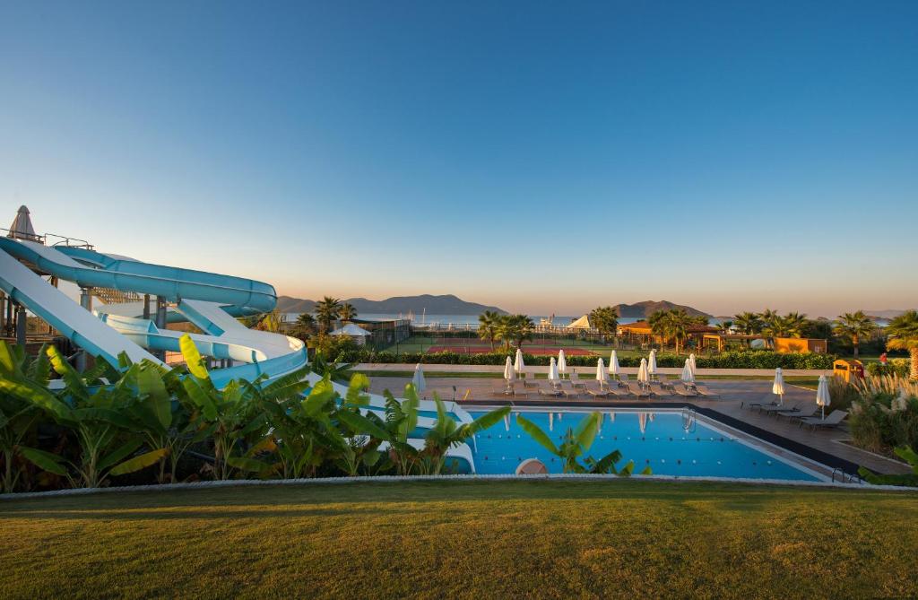 Bazén v ubytování Akra Fethiye Tui Blue Sensatori - Ultra All Inclusive nebo v jeho okolí