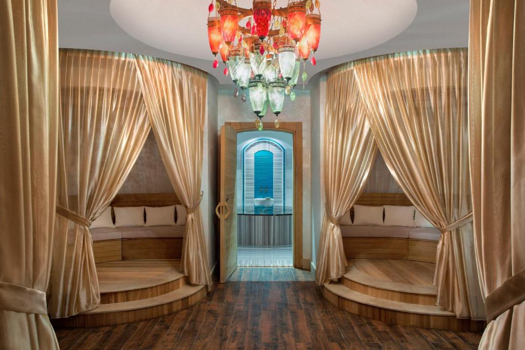 Postel nebo postele na pokoji v ubytování Akra Fethiye Tui Blue Sensatori - Ultra All Inclusive