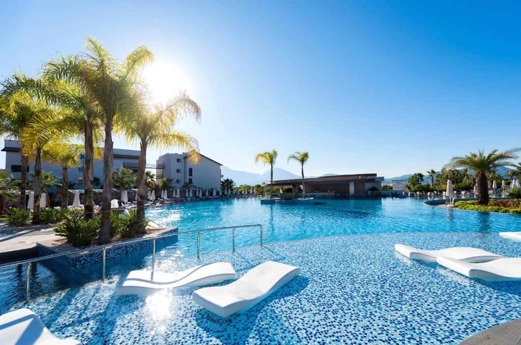 Bazén v ubytování Akra Fethiye Tui Blue Sensatori - Ultra All Inclusive nebo v jeho okolí