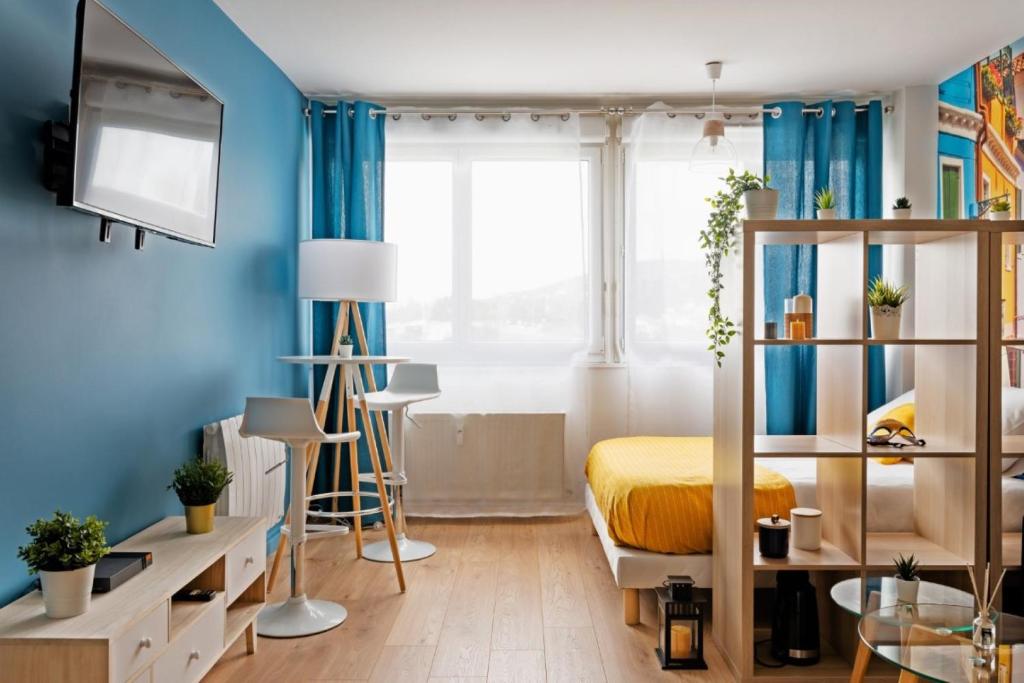 TV a/nebo společenská místnost v ubytování COLOR & COSY DARDILLY