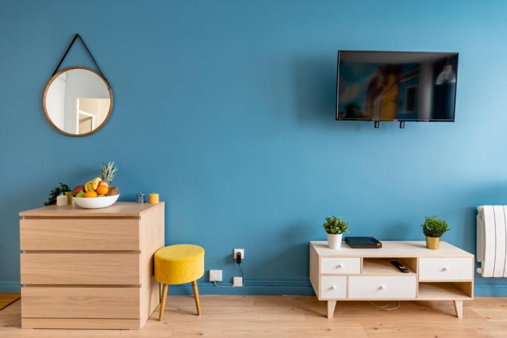 TV a/nebo společenská místnost v ubytování COLOR & COSY DARDILLY