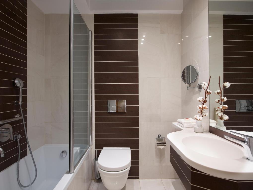Koupelna v ubytování Titania Hotel